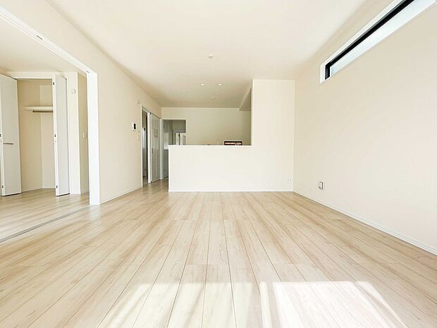 通風・採光に優れ、心地よい光と風が溢れています。 贅沢で豊かな居住性と、プライドを満たすクオリティが見事に調和した住空間。新築ならではの快適なひとときをご体感頂ける筈です。