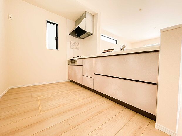 三口コンロで料理の幅を拡げてくれる使いやすいシステムキッチンを採用。洗い場も大きいので野菜や食器を洗ったりする際にも捗り、奥様の強い味方となってくれるはずです。