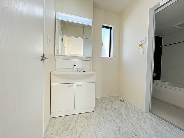 大きく見やすい三面鏡で清潔感ある洗面台は、身だしなみチェックや肌のお手入れに最適です。何かと物が増える場所だからこそ、スッキリと見映えの良い空間に拵えました。