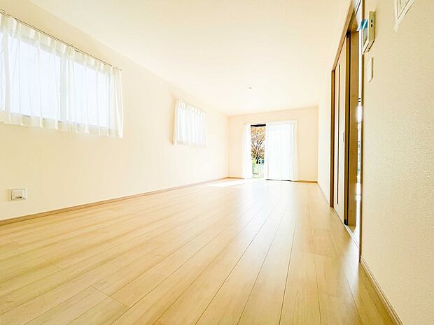 整然とした空間演出、快適な理想の暮らしの実現は家のみの拘りではなく、そこで暮らす方々にとって素敵な環境であることも挙げられると思います。四季折々の変化が奏でる鼓動を楽しんで下さい。