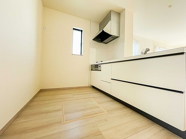 カウンターキッチンは広くて収納力もあるので、快適に料理をすることができます。食器や炊事用具を手の届くところに配置しやすいため調理もスピーディーです。