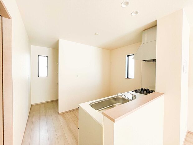 キッチン吊戸棚を無くす事によって、コミュニケーションを重視した設計に致しました。区画によって変わる一体感を、実際にご覧になって頂けましたらと思います。 