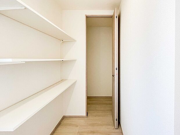 パントリー（食料庫）常温保存できるパン、お米、調味料、缶詰など、日常的に使うものや未開封の食品の収納にぴったり。棚にものを並べて収納すれば、何が足りないのかひと目で確認できます。