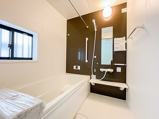 心地よいバスタイムを演出する浴室はゆとりあるサイズを採用。保温機能付き、汚れをはじく有機ガラス系の新素材を採用した浴室。美しく機能的な設備を採用。