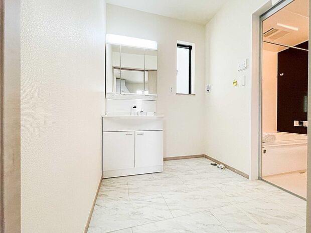 家の中でも特にプライベートスペースとなる洗面所は、洗濯場所と浴室を同じ空間でまとめております。小窓を設置しておりますので、熱気などが籠りやすい空間でちょっとした空気の入れ替えを。