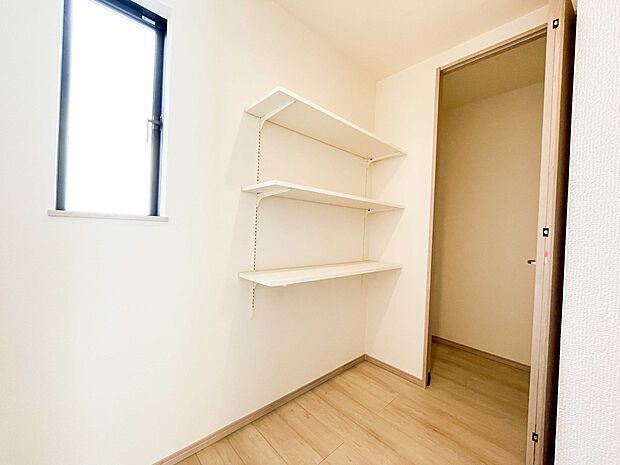 リビングに収納スペースあり。何かと物が増えるリビングなので収納スペースがあるのは嬉しいですね。