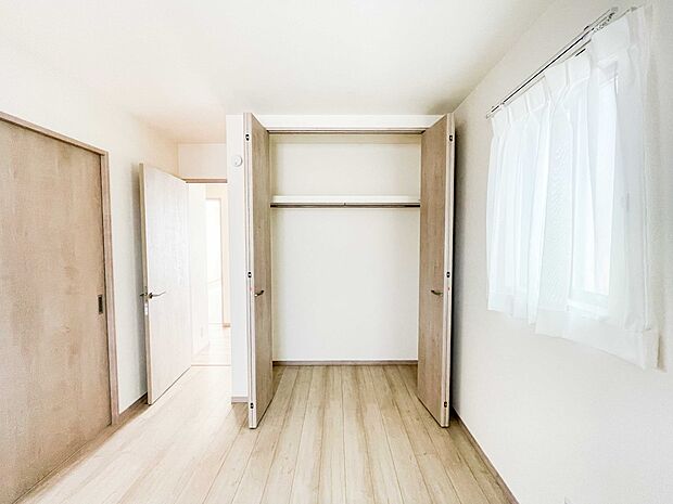 壁面クローゼットのメリットは、衣類が横一列に並ぶためひと目で洋服が選びやすいこと。衣類をたくさんお持ちの方も、限られたスペース内に無理なく収納することができます。