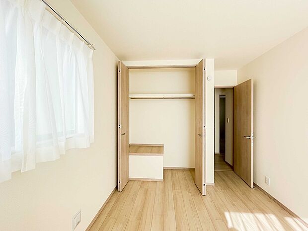 各部屋を最大限に広く使って頂ける様、全居住スペースに収納付。プライベートルームはゆったりと快適に。