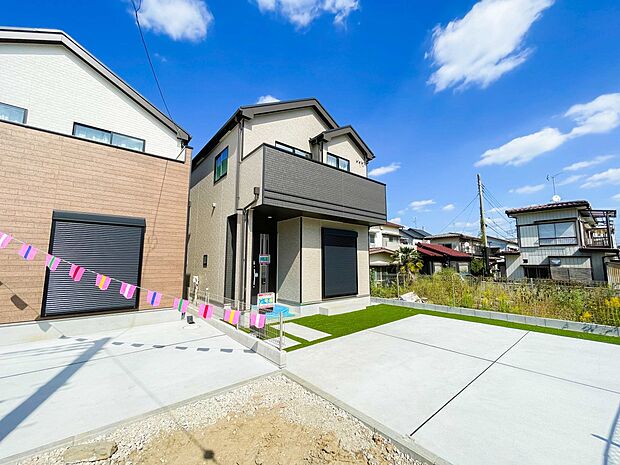 街に溶け合う美しい景観と、採光や風通しを考えて設計された間取り。近隣の視線を考え調整した窓位置など、外観だけでなく、住まうご家族の心地よさを最優先しました。
