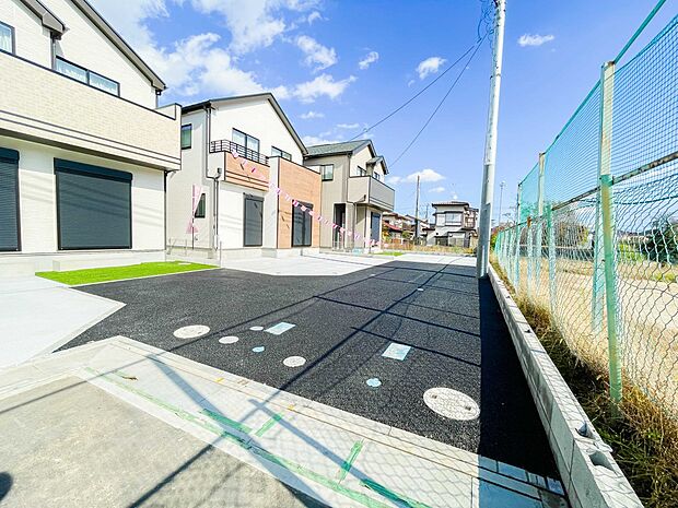 前面道路の日当たりの良い明るいお家。