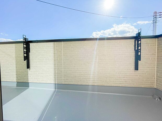 青い空が近くに感じるバルコニーは、爽やかな風をお部屋へ運んでくれます。