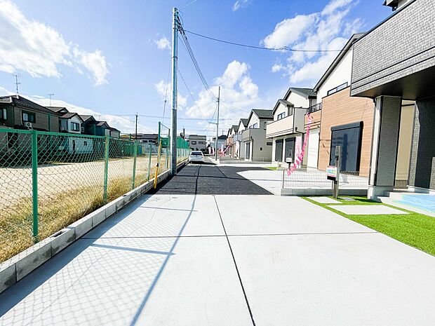 ゆったりとした駐車スペースを確保いたしましたので、大きめのお車でも駐車可能です。自転車やバイクなど、ゆとりのある敷地で置き場所に困ることはないでしょう。