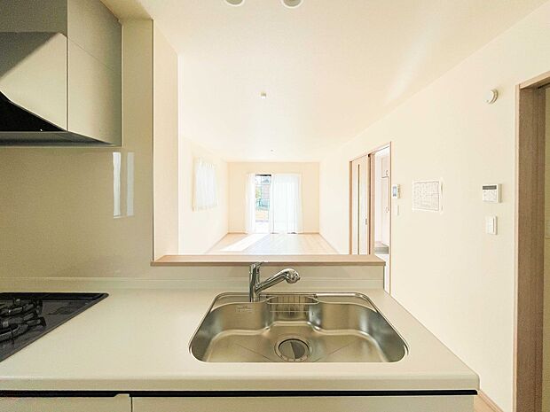 明るく開放的なオープンキッチン。家族とのコミュニケーションが取りやすく、みんなの笑顔が溢れます。