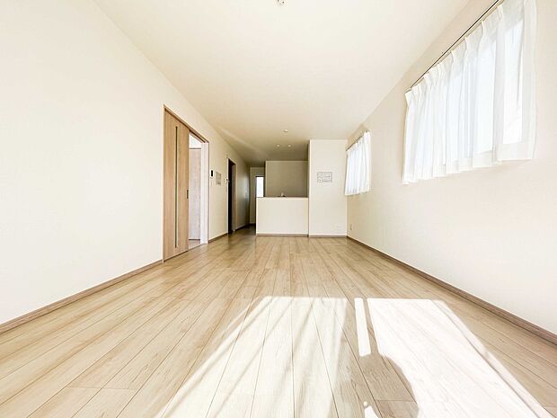 リビングは、食事スペースと寛げる場所設けてもまだ余裕の広さ。明るい光が照らしてくれます。