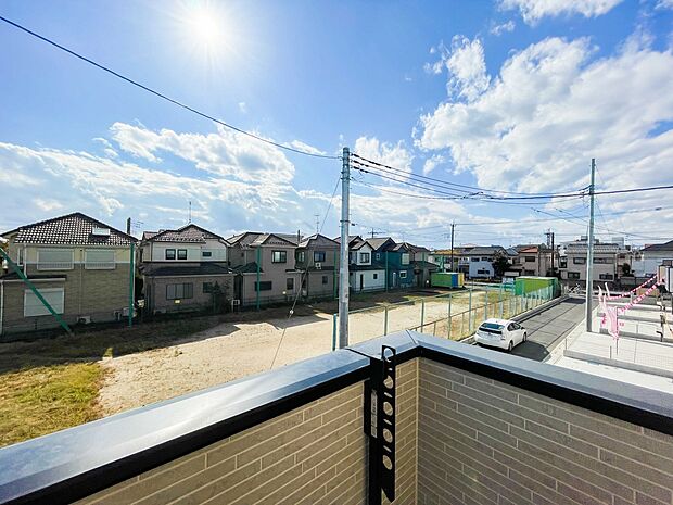 周辺は高い建物が無く、解放感が感じられます。