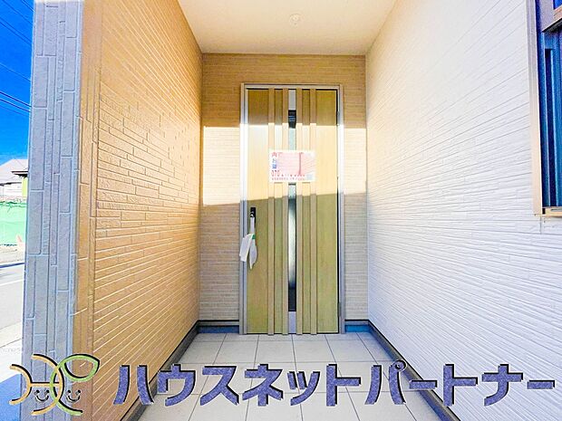 玄関の扉を開けるとそこは家族の待つお家。笑い声が聞こえてきそう。