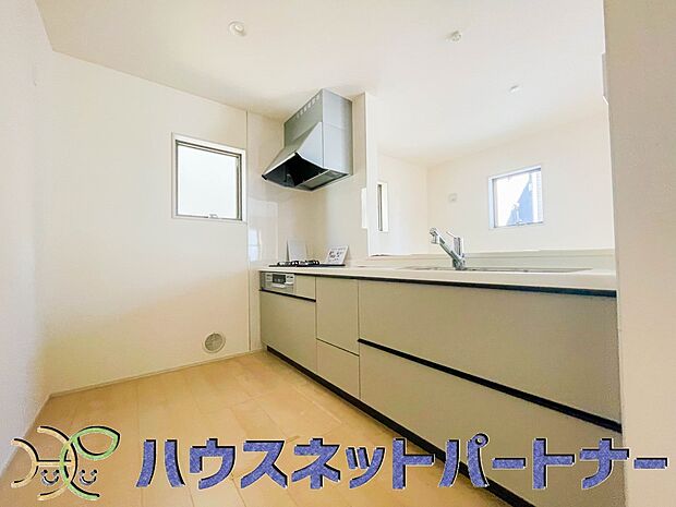 明るい自然光が入る作業スペースを多くとったキッチン採用。夫婦揃ってキッチンに立っても調理がしやすく、家事をしながら会話も弾みます。食器類もすっきりと片付く収納力。