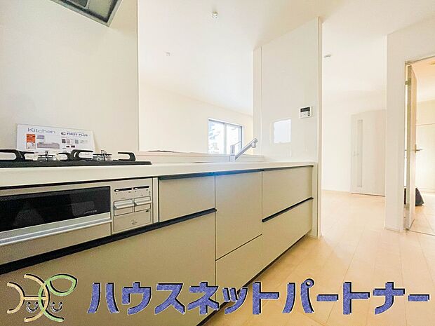 三口コンロで料理の幅を拡げてくれる使いやすいシステムキッチンを採用。洗い場も大きいので野菜や食器を洗ったりする際にも捗り、奥様の強い味方となってくれるはずです。