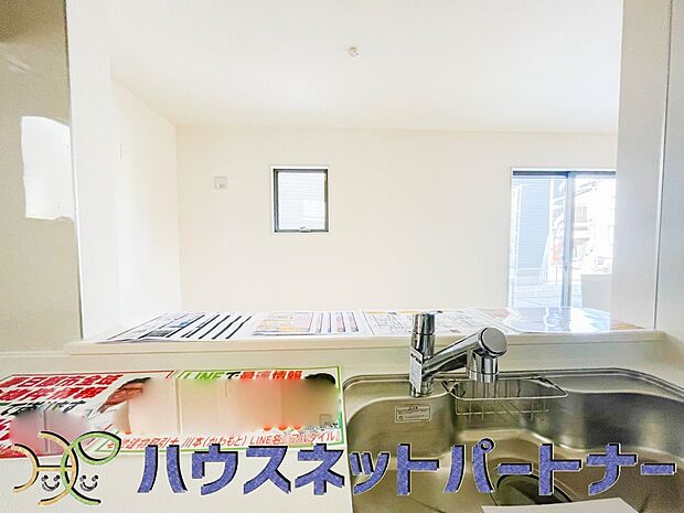 キッチン吊戸棚を無くす事によって、コミュニケーションを重視した設計に致しました。区画によって変わる一体感を、実際にご覧になって頂けましたらと思います。 