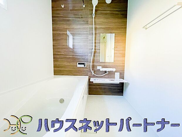心地よいバスタイムを演出する浴室はゆとりあるサイズを採用。保温機能付き、汚れをはじく有機ガラス系の新素材を採用した浴室。美しく機能的な設備を採用。