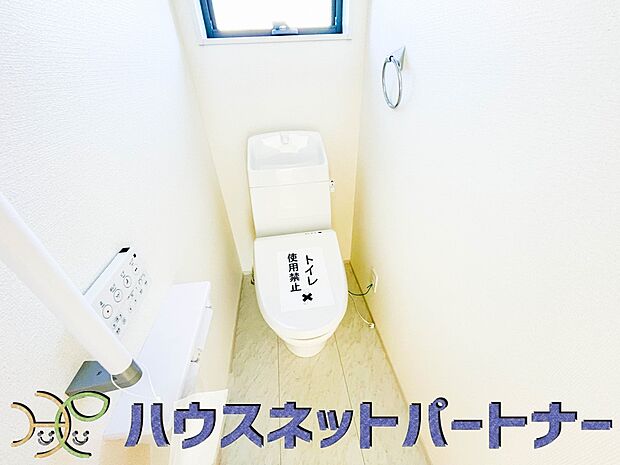 小窓を設置する事により明るく、通気性の良いトイレとなっております。中はゆとりのある大きさを確保しておりますので、ゆったりとお使い頂けます。