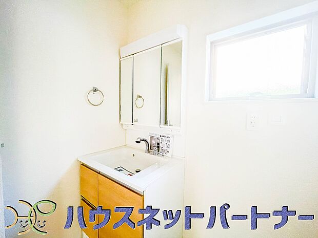 毎日使う洗濯機。しっかりと奥行きのある置き場が確保されています。