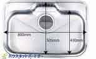 （全面エンボス加工ステンレスシンク）傷や汚れが付きにくい全面エンボス加工シンクです。シンク底面の裏面に制振材を装着し、水はねの音や食器が当たる音を大幅に軽減する静音仕様です。