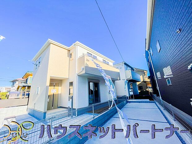 街に溶け合う美しい景観と、採光や風通しを考えて設計された間取り。近隣の視線を考え調整した窓位置など、外観だけでなく、住まうご家族の心地よさを最優先しました。