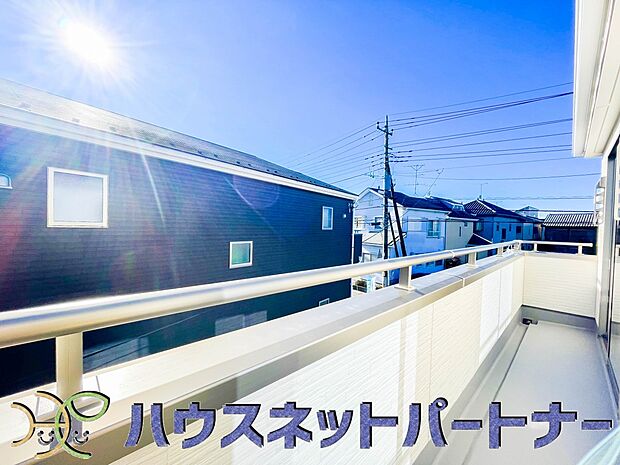 朝の澄んだ空気や、夕方に吹く清々しい風を五感で感じられるバルコニー。住まいの中で唯一屋外にあって、本当の自然を感じられるスペースです。