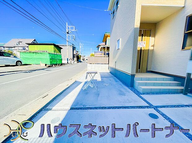 カースペース2台可。敷地内に駐車スペースが2台分確保されています。通勤、お出かけ、ショッピングなど、家族で出かける際の足となる車。状況に応じて使い分けたい、そんな方におすすめです。