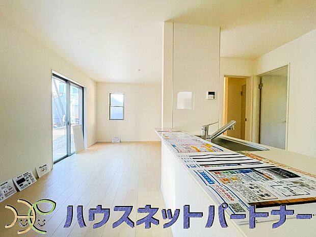 キッチンカウンターがあると配膳が楽なことがメリットの一つ。後片付けをするときも、ダイニングテーブルからあまり動かずに流し台へ運ぶことができるので便利です♪