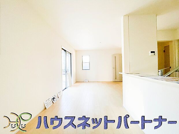 忙しい朝でも家族揃って食事をして頂ける、ゆとりある大きさのダイニングスペース。奥様の手料理をカウンター越しに受けとって頂き、テーブルで囲む素敵な時間を存分にお愉しみ下さい。