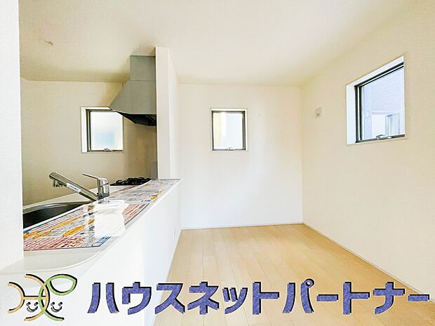 カウンターキッチンなら、リビングで遊ぶ子供の様子を見ながら料理ができるので安心です。料理を運んでもらったり、子供にお手伝いしてもらいやすいのもいいですね。