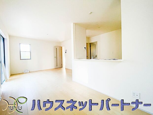 リビングは、食事スペースと寛げる場所設けてもまだ余裕の広さ。明るい光が照らしてくれます。