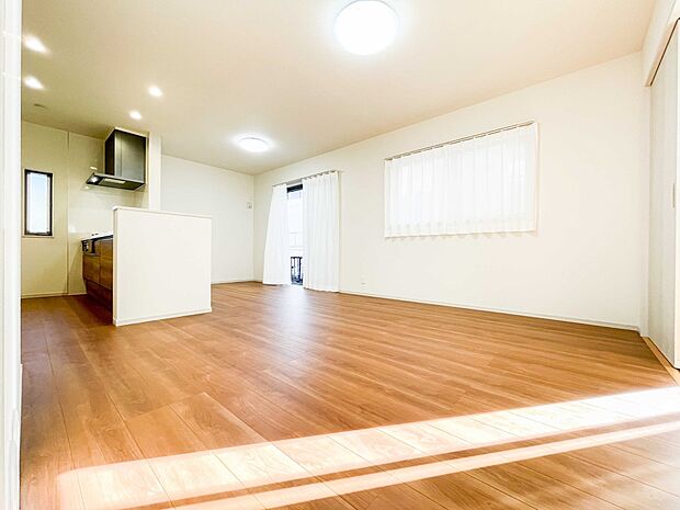 家族でくつろぐリビングは16帖。日当たりも良く、風通しも優れています。