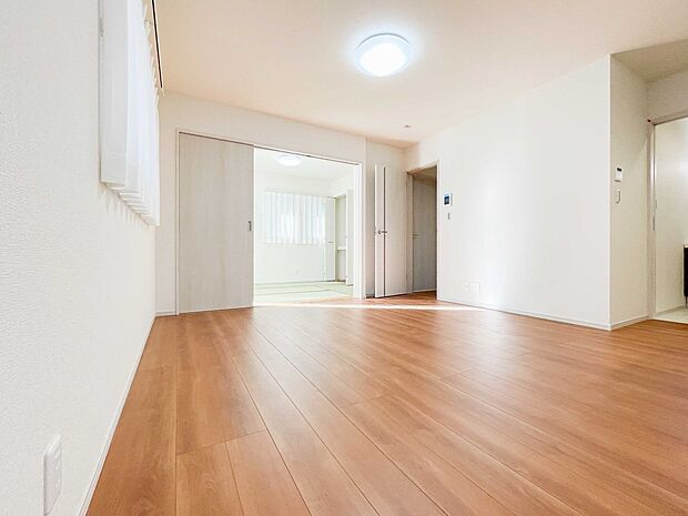 通風・採光に優れ、心地よい光と風が溢れています。 贅沢で豊かな居住性と、プライドを満たすクオリティが見事に調和した住空間。新築ならではの快適なひとときをご体感頂ける筈です。