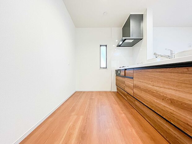 明るい自然光が入る作業スペースを多くとったキッチン採用。夫婦揃ってキッチンに立っても調理がしやすく、家事をしながら会話も弾みます。食器類もすっきりと片付く収納力。