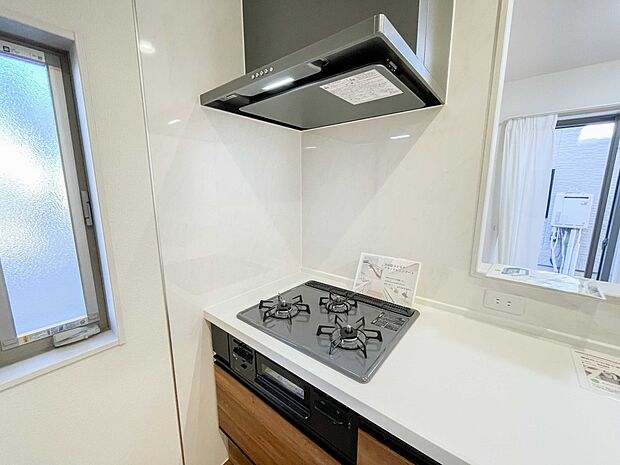 三口コンロで料理の幅を拡げてくれる使いやすいシステムキッチンを採用。洗い場も大きいので野菜や食器を洗ったりする際にも捗り、奥様の強い味方となってくれるはずです。