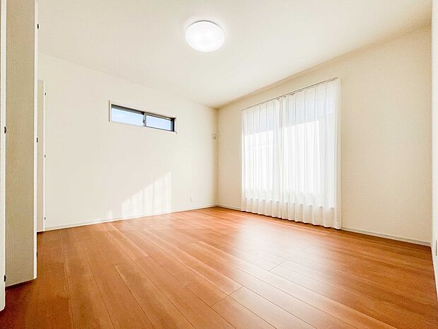 日差しが差し込む明るいお部屋。朝は太陽の光を浴びて一日の始まりです。