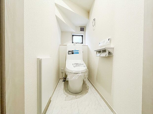 快適な生活を送るための必須アイテムとなった洗浄機能付トイレ。おしり洗浄、ビデ洗浄、暖房便座の3つの機能を標準装備しています