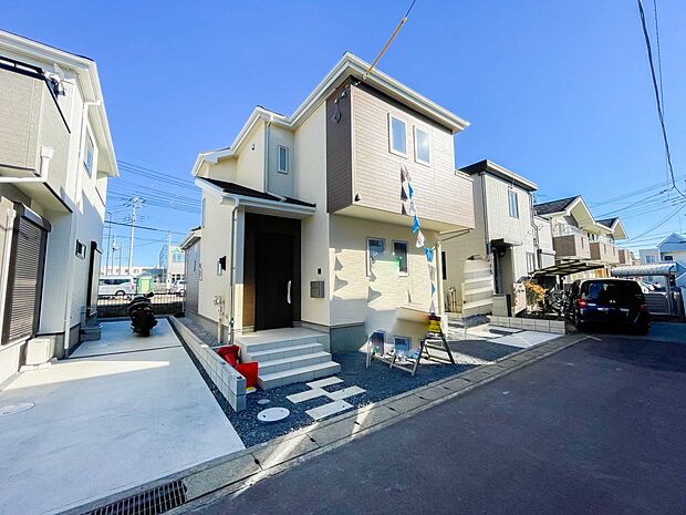 前面道路の日当たりの良い明るいお家。