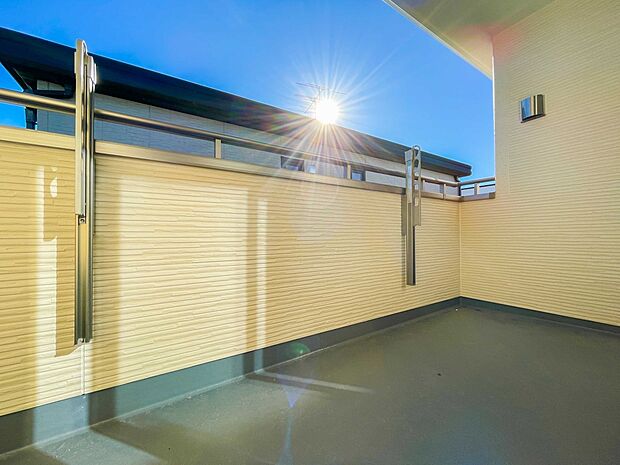 朝の澄んだ空気や、夕方に吹く清々しい風を五感で感じられるバルコニー。住まいの中で屋外にあって、本当の自然を感じられるスペースです。