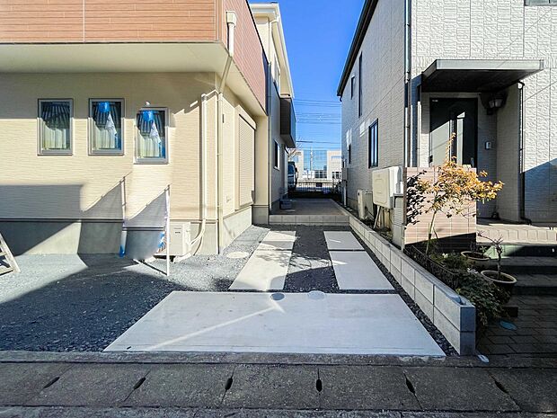 通勤や家族の送迎など、毎日の生活にマイカーが欠かせない方にとって駐車場は大事な条件。敷地内にカースペースがあれば、お出かけやお買い物の際の搬入出もらくらくです。