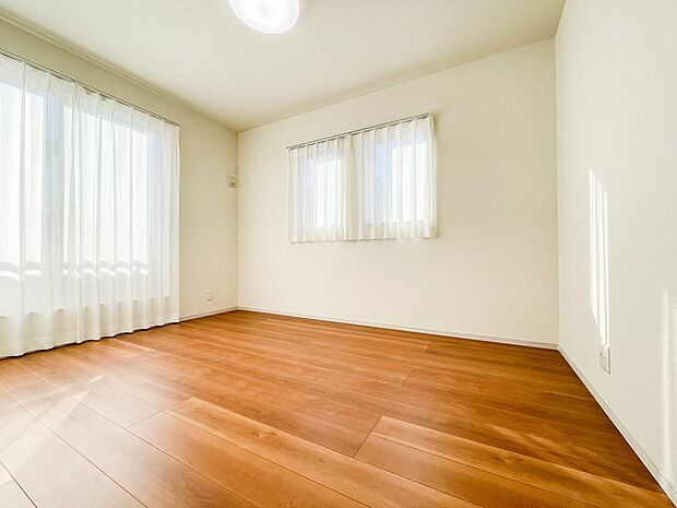 2面窓のある風通しの良いお部屋は心も体も元気にしてくれます。自分だけのお部屋作りを楽しんでみては。