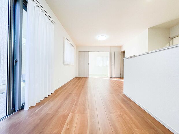 明るく開放的なダイニング。家族とのコミュニケーションが取りやすく、みんなの笑顔が溢れます。