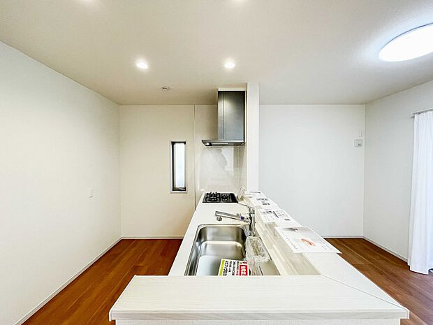 カウンターがあると配膳が楽なことがメリットの一つ。後片付けをするときも、ダイニングテーブルからあまり動かずに流し台へ運ぶことができるので便利です♪