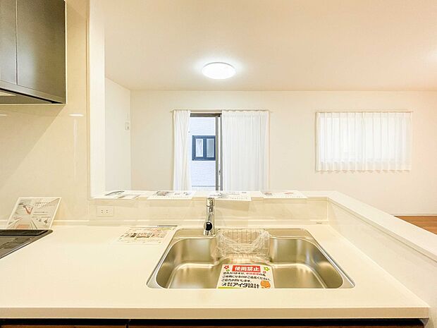 キッチン吊戸棚を無くす事によって、コミュニケーションを重視した設計に致しました。区画によって変わる一体感を、実際にご覧になって頂けましたらと思います。 