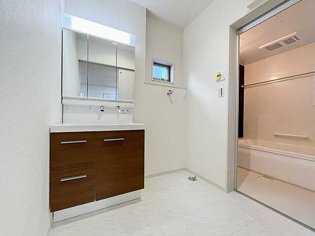 広い脱衣所、洗面台も大きなサイズを設置。建売では見ない広さと解放感。