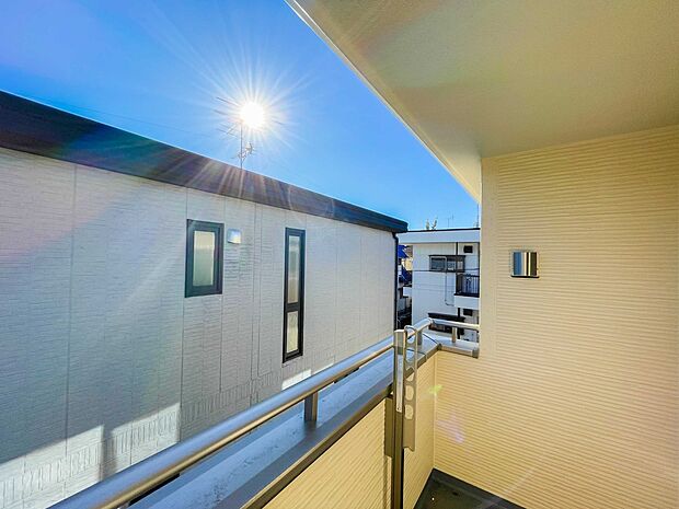 2階にあるバルコニーは太陽の光が燦々と降り注ぎ、毎日のお洗濯も快適に。太陽は心を元気にしてくれますよね。