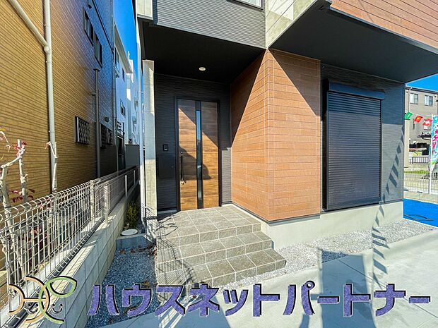 上質感漂う玄関へのアプローチ。居住者の帰り、訪れる方を優しく迎える・安らぎに満ちた生活空間を予感させる。健やかな暮らしを楽しめそう。